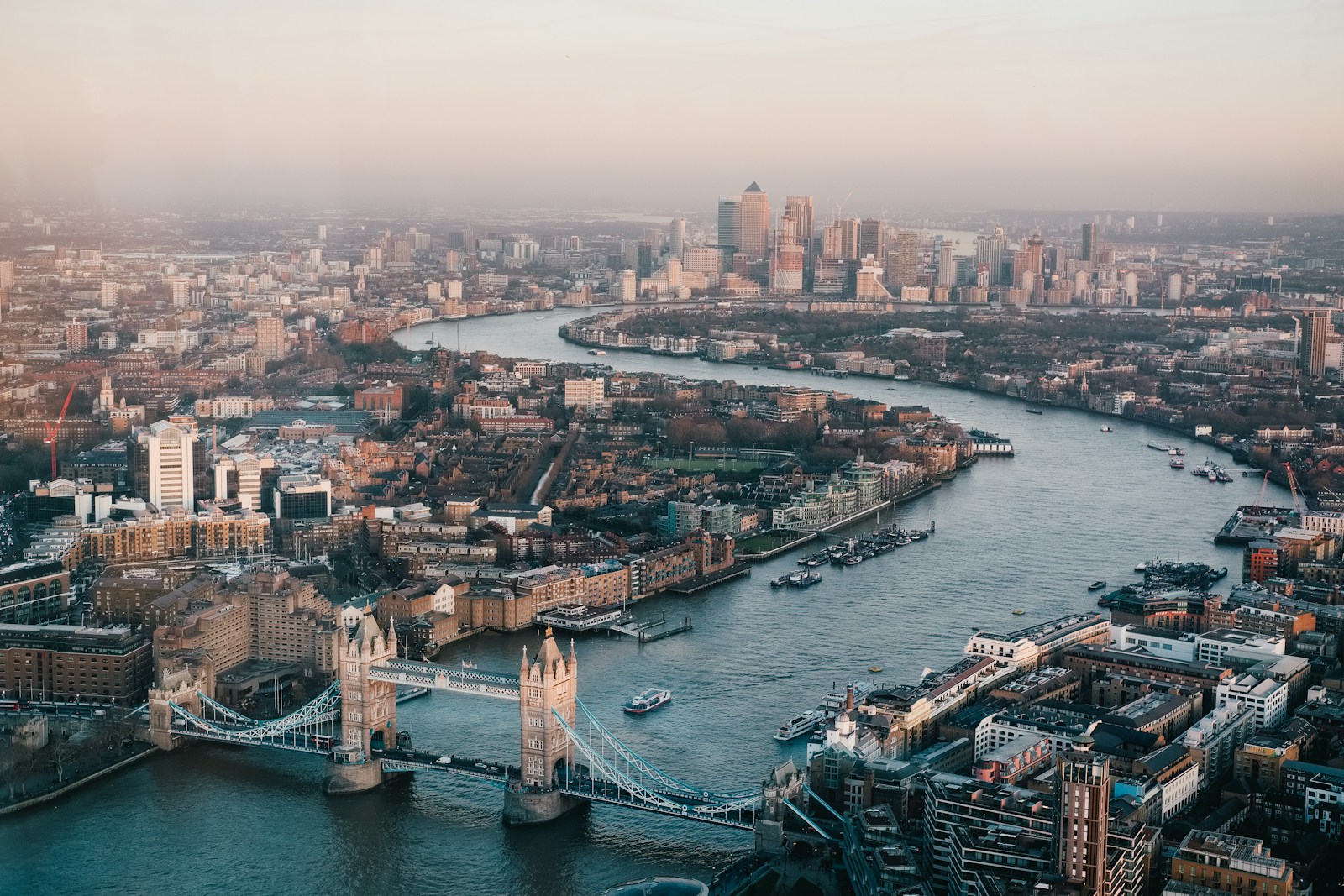 Uma rua real de Londres com arquitetura clássica e trânsito do dia a dia